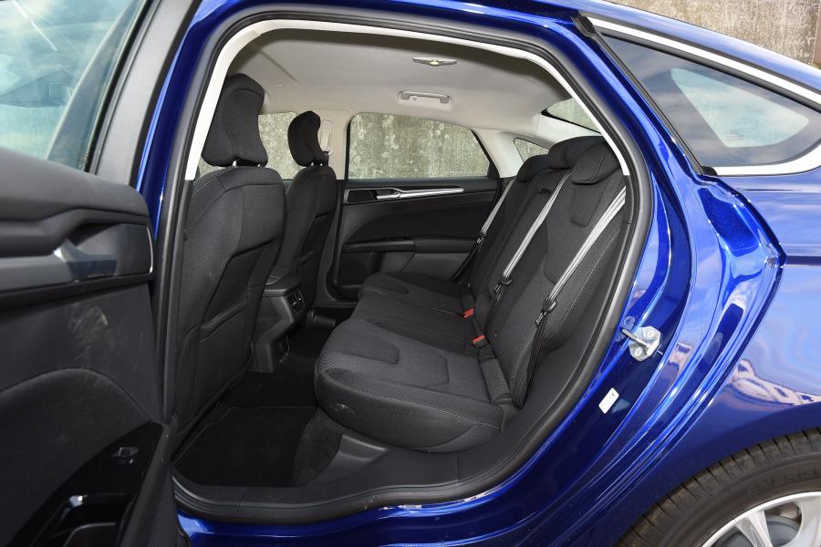 Интерьер Ford Mondeo Hybrid Sedan 2014 года  (UK) (фото 8 из 16)